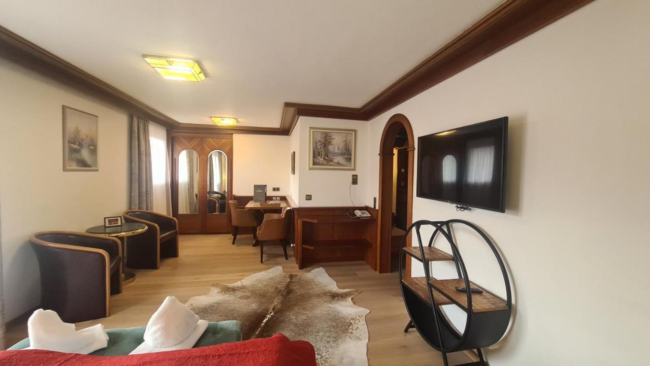 Hotel Tyrolis ツィルル エクステリア 写真