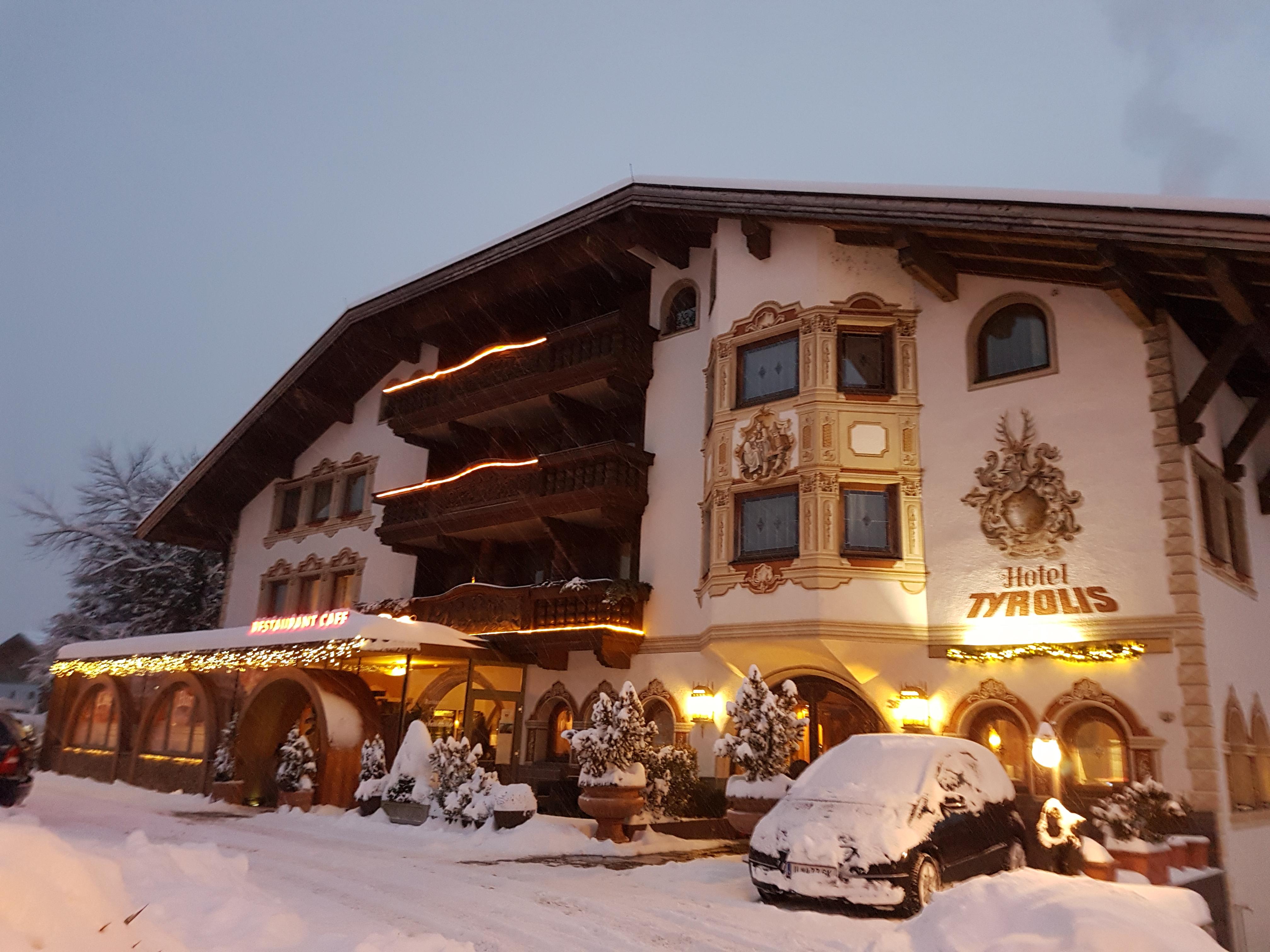 Hotel Tyrolis ツィルル エクステリア 写真